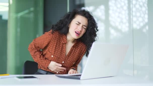 Mulher Morena Doente Que Sofre Dor Estômago Enquanto Trabalha Laptop — Vídeo de Stock