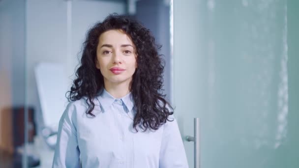 Portrét Pěkně Usměvavé Podnikatelky Která Stojí Moderní Kanceláři Dívá Kamery — Stock video