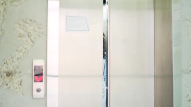 Självsäker Kvinna Lämnar Hiss Modern Kontorsbyggnad Eller Hotell Hissen Dörrarna — Stockvideo