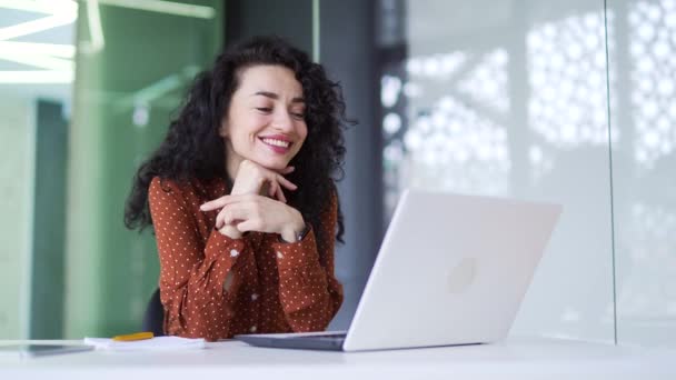 Empresária Morena Encaracolada Feliz Lendo Boas Notícias Laptop Enquanto Senta — Vídeo de Stock