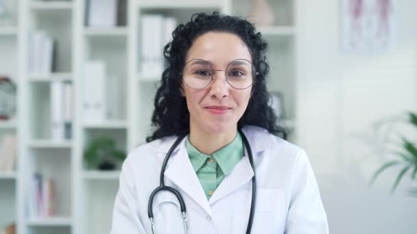 Pohled Kamery Detailní Záběr Usmívající Doktorky Jak Mluví Videohovoru Dívá — Stock video