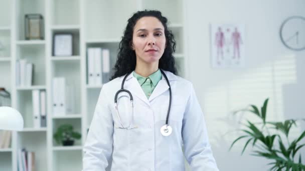 Portrét Usměvavé Doktorky Bílém Plášti Dívající Kameru Moderní Nemocniční Klinice — Stock video