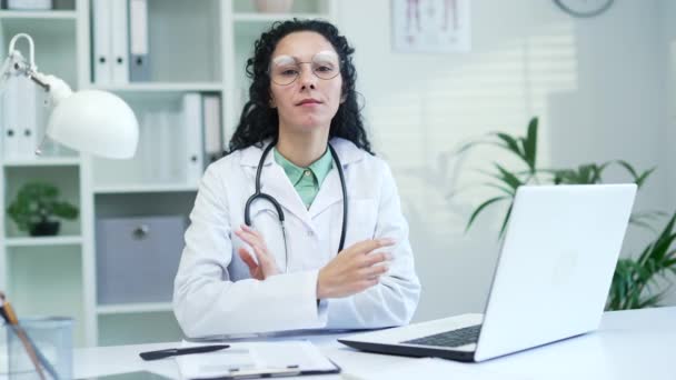 Portret Poważnej Lekarki Białym Płaszczu Okulary Patrzące Kamerę Nowoczesnej Klinice — Wideo stockowe
