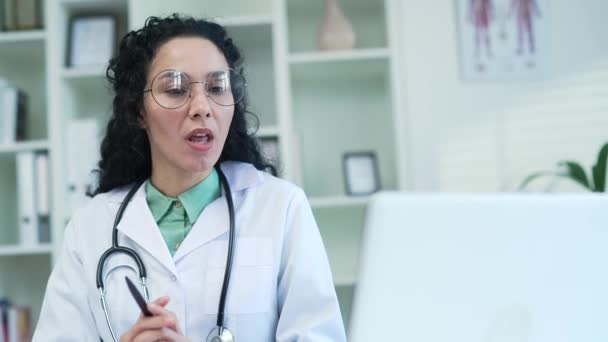 Kapatın Beyaz Önlüklü Kendine Güvenen Kadın Doktor Hastane Kliniğinde Dizüstü — Stok video