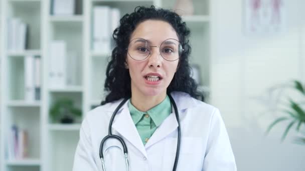 Webcam Ver Primer Plano Mujer Confiada Médico Hablando Videollamada Mirando — Vídeos de Stock