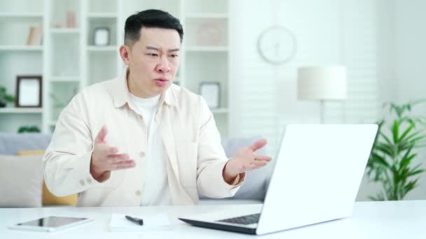 Arg Upphetsad Asiatisk Affärsman Grälar Över Videosamtal Med Bärbar Dator — Stockvideo