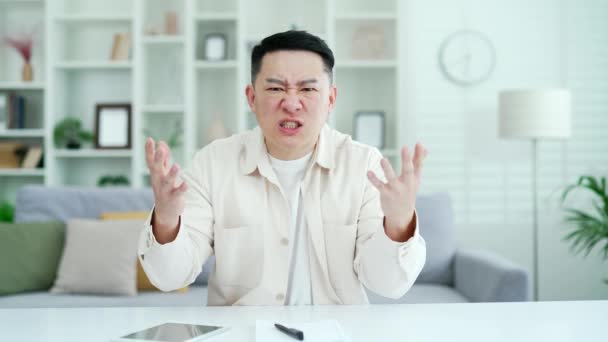 Widok Kamery Wściekły Podekscytowany Azjatycki Biznesmen Kłócący Się Wideo Rozmowę — Wideo stockowe