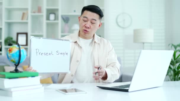 Asyalı Kendine Güvenen Özel Öğretmen Evde Otururken Bilgisayarla Ngilizce Dersi — Stok video