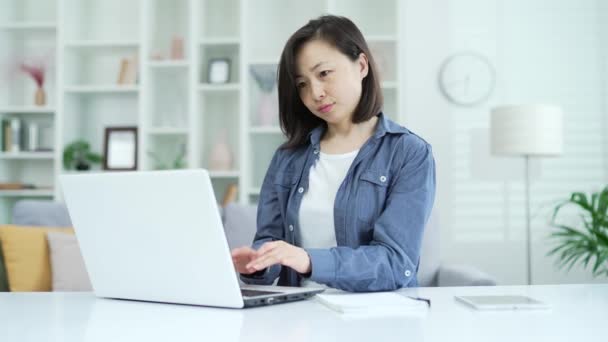 Adulto Asiático Empresária Digitando Laptop Enquanto Sentado Casa Escritório Freelancer — Vídeo de Stock