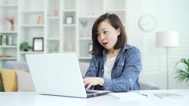 Mutlu Asyalı Kadın Ofisteki Çalışma Masasında Otururken Laptopta Harika Haberler — Stok video