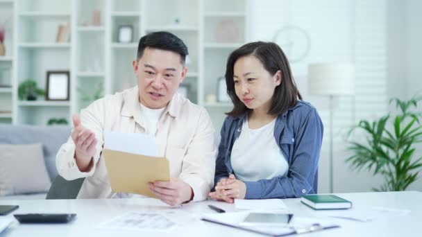 Heureux Couple Asiatique Célébrant Succès Lecture Une Lettre Avec Bonnes — Video