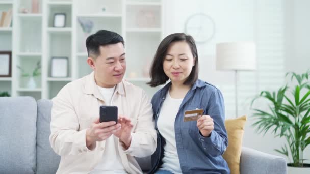 Szczęśliwa Azjatycka Para Robi Zakupy Online Wpisując Numer Karty Kredytowej — Wideo stockowe