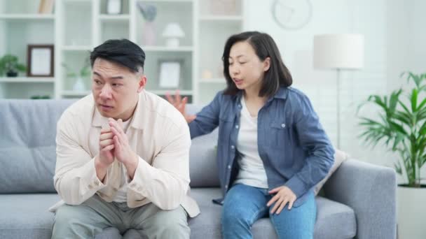 Istri Asia Marah Berdebat Dengan Suami Duduk Sofa Ruang Tamu — Stok Video