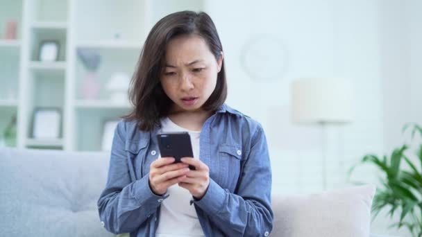 Mujer Asiática Decepcionada Leer Malas Noticias Teléfono Inteligente Mientras Sienta — Vídeo de stock