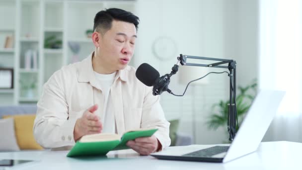 Confiado Asiático Hombre Grabación Audiolibro Usando Laptop Micrófono Mientras Sentado — Vídeo de stock