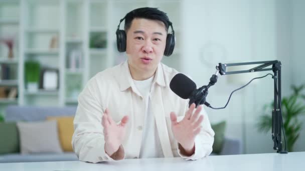 Webcam Ansicht Selbstbewusster Asiatischer Mann Mit Drahtlosen Kopfhörern Der Einen — Stockvideo