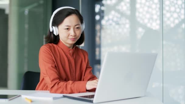Mulher Asiática Fones Ouvido Sem Fio Programador Profissional Que Trabalha — Vídeo de Stock