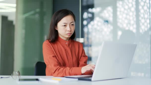 Zmęczona Azjatycka Bizneswoman Cierpiąca Ból Szyi Podczas Pracy Laptopie Siedząc — Wideo stockowe