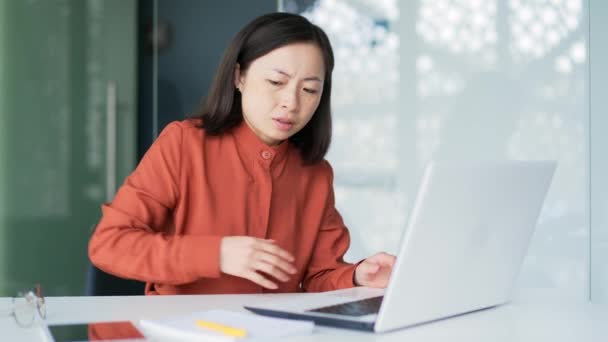 Zmęczona Azjatycka Bizneswoman Cierpiąca Ból Pleców Podczas Pracy Laptopie Siedząc — Wideo stockowe