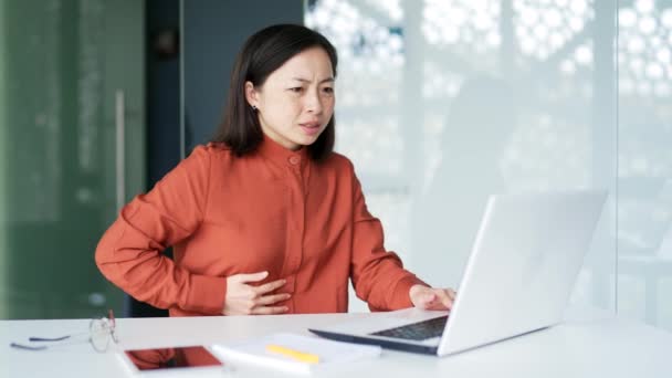 Traurige Asiatische Geschäftsfrau Die Bauchschmerzen Leidet Während Sie Arbeitsplatz Schreibtisch — Stockvideo