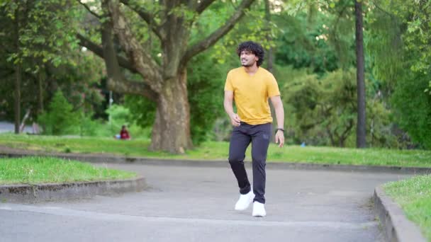 Atlet Pelari Dewasa Muda Dengan Nyeri Otot Taman Kota Pria — Stok Video