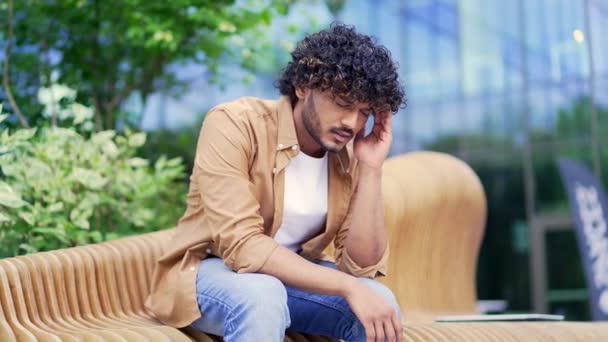 Mladý Muž Trpí Depresí Když Sedí Lavičce Poblíž Kancelářské Budovy — Stock video