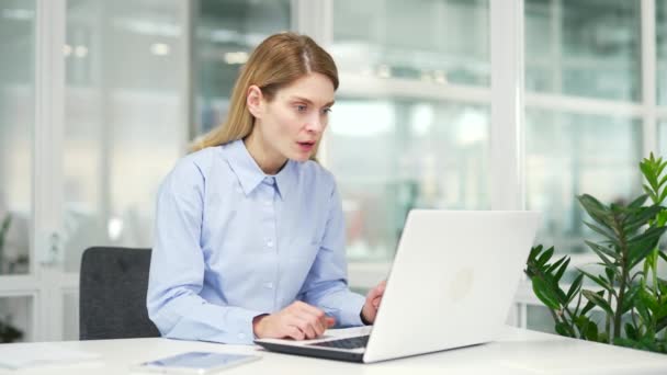 Smutna Rozczarowana Bizneswoman Czytająca Złe Wieści Laptopie Siedząc Miejscu Pracy — Wideo stockowe