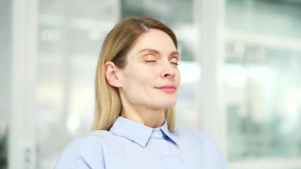 Zblízka Klidná Žena Odpočívající Zavřenýma Očima Moderní Kanceláři Portrét Šťastné — Stock video