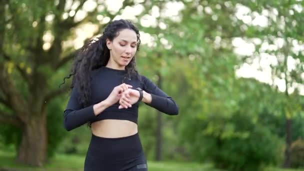Genç Bayan Koşucu Şehir Parkında Koşuyor Akıllı Saat Gibi Görünüyor — Stok video