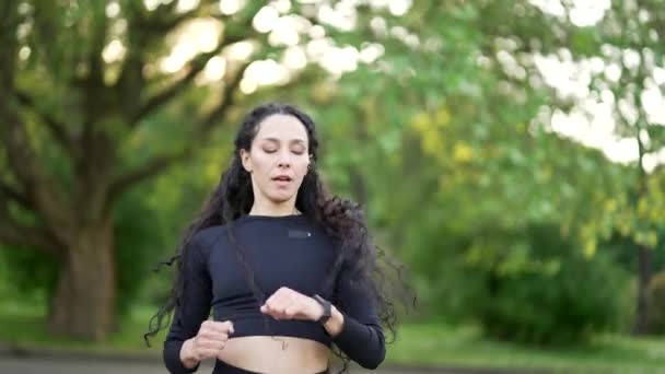 Excitat Zâmbitor Tânără Alergător Căutarea Ceas Inteligent Parc Urban Sportswoman — Videoclip de stoc