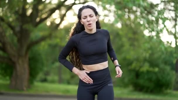 Seorang Wanita Olahraga Muda Mengalami Nyeri Tajam Sisi Kanannya Selama — Stok Video