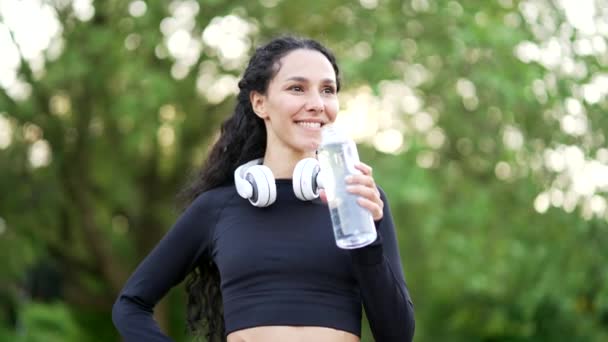 Jovem Atlética Fêmea Bebendo Água Uma Garrafa Enquanto Estava Parque — Vídeo de Stock