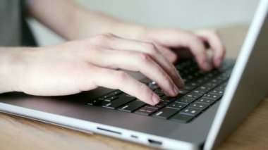 Eller dizüstü bilgisayarda yazarken, klavyeyi kapat. Programcı, kodlayıcı, bilişim çalışanı kod yazar, iş yerinde ya da masada parmakları kodlar. İnternette çalışan bir mesaj yazıyor. Serbest Çalışan