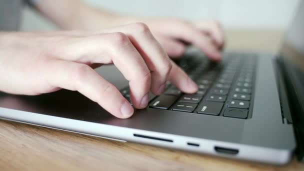 Людина Друкує Клавіатурі Ноутбука Закривається Програміст Програміст Працівник Пише Код — стокове відео