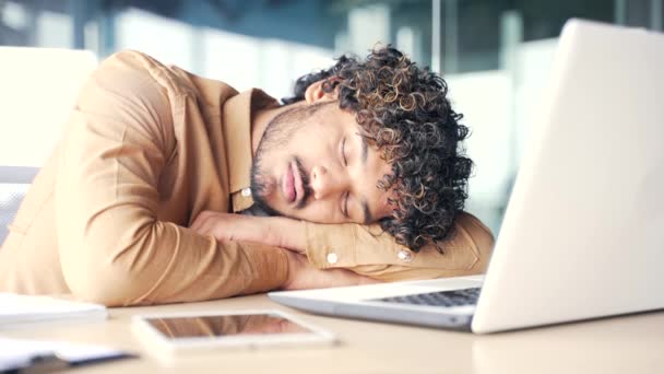 若い働き過ぎの従業員は ノートパソコンのスタートアップファイナンスの仕事で職場のオフィスデスクで寝ていました 怠惰な起業家は仕事のストレスのために疲れと眠い 締め切りまでに敗北 Ard Work — ストック動画