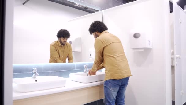 Młody Człowiek Myje Ręce Publicznej Toalecie Biznesmen Koszuli Otworzył Kran — Wideo stockowe