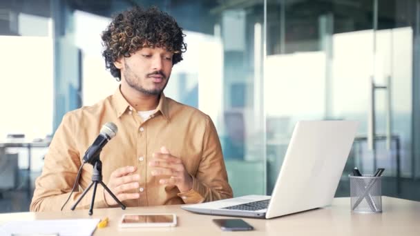 Karyawan Muda Dengan Mikrofon Merekam Podcast Menggunakan Laptop Sambil Duduk — Stok Video