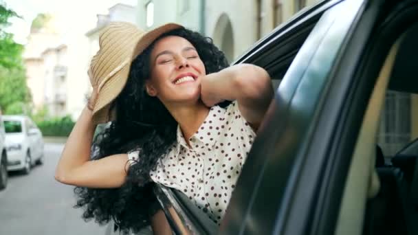Портрет Молодої Красивої Іспаномовної Жінки Сидить Машині Виходить Вікна Пасажирського — стокове відео