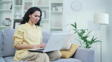 Hüsrana uğramış genç bir kadın evdeki kanepede otururken dizüstü bilgisayar programının kötü performansından şikayet ediyor. Kızgın kadın bilgisayarın, internetin ya da servisin çalışmalarından memnun değil.