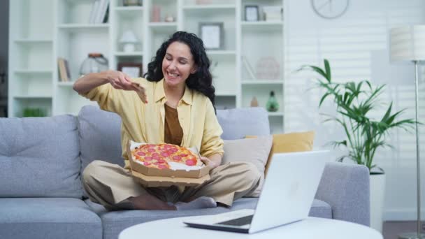Młoda Wesoła Kobieta Pizzę Siedząc Kanapie Salonie Uśmiechnięta Samica Trzyma — Wideo stockowe