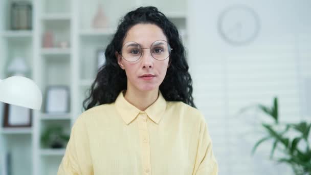 Detailní Portrét Mladé Sebevědomé Ženy Brýlích Stojící Doma Snímek Ženy — Stock video
