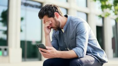 Depresyondaki girişimci, ofis merkezinin yanındaki bankta oturan serbest çalışan cep telefonlu akıllı telefonlara bakıp kötü haber ya da olumsuz sonuç alan biri. Depresyondan muzdarip kederli işçi