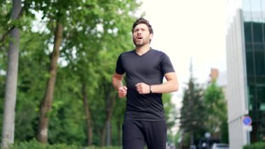 Koşu sırasında bir erkek koşucunun karnının sağ tarafında ağrı oluşmuş. Erkeğin karaciğer ağrısı var. Sporcu acı içinde soluk soluğa kalır, yürüyüşünü yavaşlatırken yan tarafına tutunur.