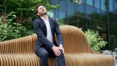 İş adamı diz veya eklem ağrısından muzdarip. Yetişkin bir erkek, ağrıyan bacağına masaj yapar. Dışardaki bankta otururken ayağa kalkması çok zordur. Ağrılı bir masajdan sonra acı verir.