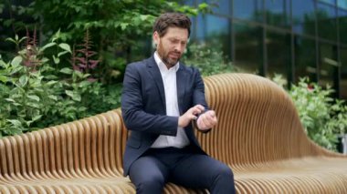 Tezgahta oturan üzgün adamın derisi kurumuş, deri iltihabı, sedef hastalığı, kaşıntı alerjisi egzaması var. İş hayatı, sağlık, cilt hastalıkları kavramında sağlıksız gıda stresi