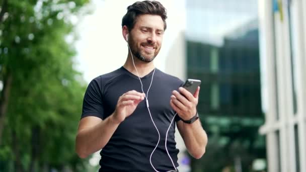 Tatmin Olmuş Koşucu Bir Cep Telefonunda Fitness Uygulaması Kullanarak Antrenman — Stok video