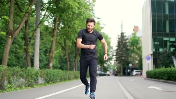 Vuxen Mogen Löpare Med Muskelvärk Man Masserar Stretching Trauma Skada — Stockvideo
