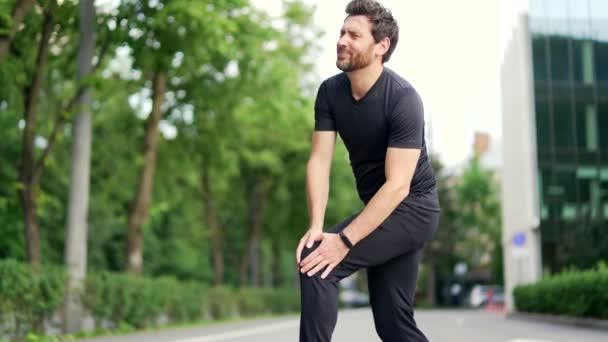 Atleta Adulto Corridore Maturo Con Dolore Muscolare Uomo Massaggiare Stretching — Video Stock