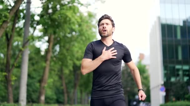 Bir Adam Aniden Göğüs Ağrısı Çekmeye Başladığında Pistte Koşar Koşmayı — Stok video