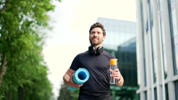 Gelukkige Bebaarde Sportieve Knappe Man Gaat Naar Gym Yoga Praktijk — Stockvideo